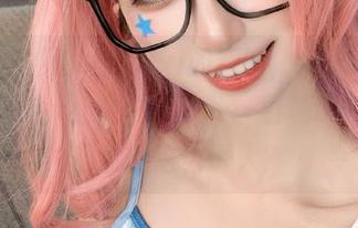 每次看到贝儿酱Miki的新图，心里总在默默说“哇，这是谁！”——春梅COS原图居然能这么诱人？