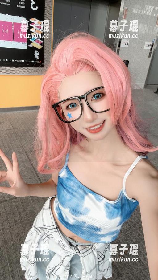 每次看到贝儿酱Miki的新图，心里总在默默说“哇，这是谁！”——春梅COS原图居然能这么诱人？