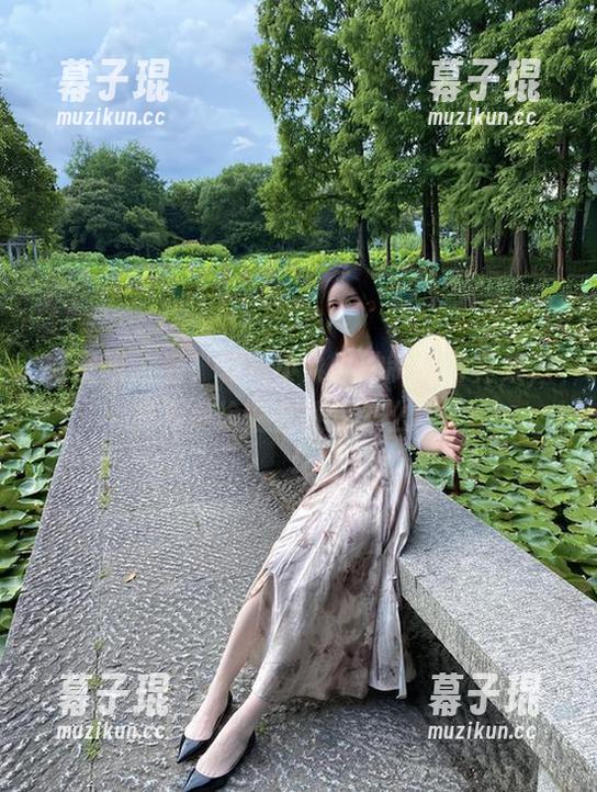 微密圈 - 看！软妹小九九的制服写真集，是不是偷偷在教你怎么穿？