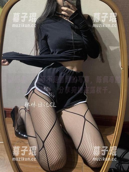 微密圈 - 这可不是普通的写真，陈佩奇的吊带恰到好处，分享宛如在荡秋千。