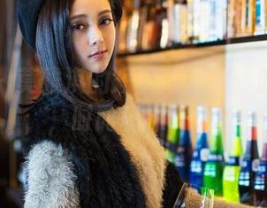 青豆客 - 莫雅淇的短裤高清照：时而严肃，时而玩味ريح
