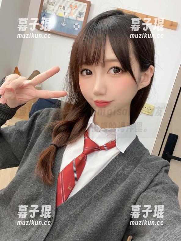 这波更新太赞，魔物喵nigisa的“女友”照片让我漫游在情感的海洋里。