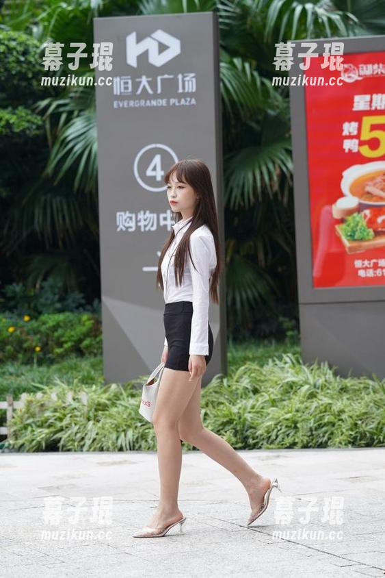 魔镜街拍：足球场的美腿野餐——这个微笑口罩合集果然让人着迷