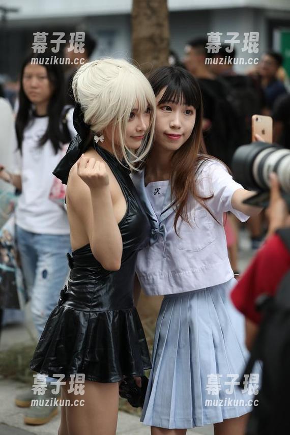 凭什么魔镜街拍的紧身运动装美女合集总让我想多看几眼呢？
